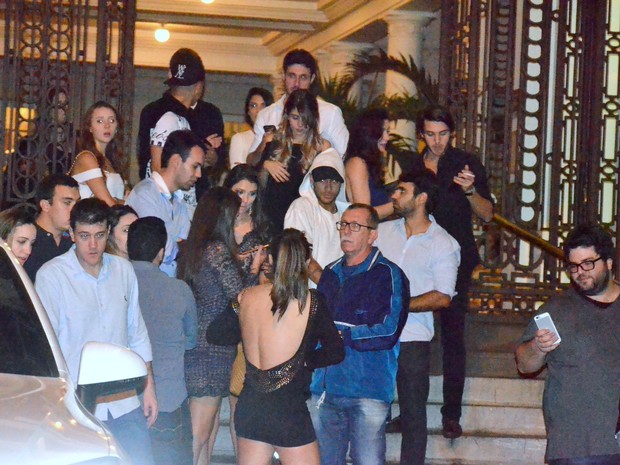 Neymar sai de festa acompanhado (Crédito: Reprodução)