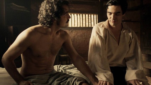 André (Caio Blat) e o bruto coronel Tolentino (Ricardo Pereira)