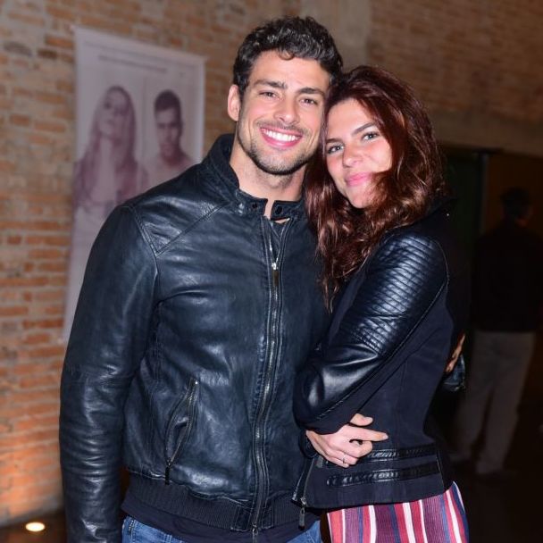 Cauã Reymond leva a namorada, Mariana Goldfarb, para o teatro em SP