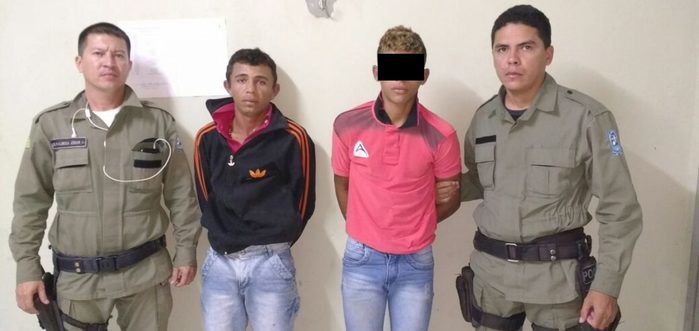 Dupla foi presa após assaltar jovens