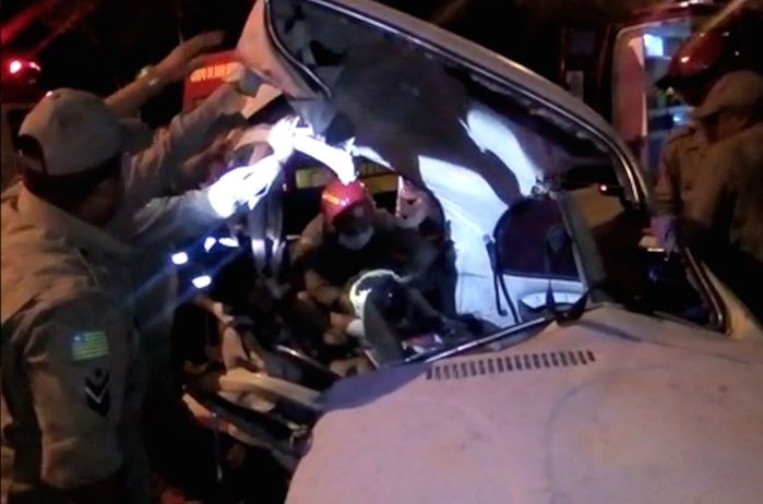 Vítimas sendo retiradas do Fusca (Crédito: Reprodução)