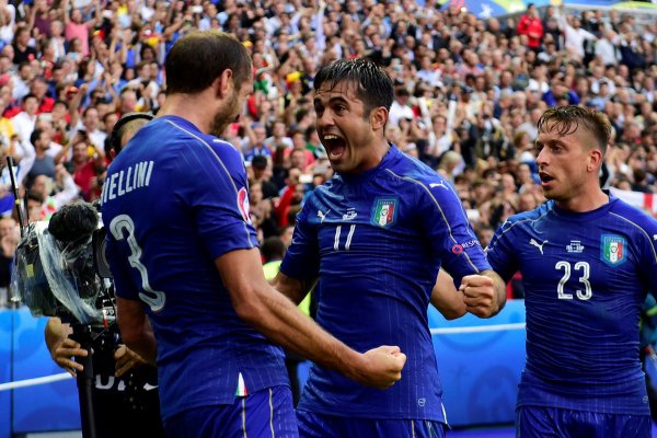 Italianos comemoram um dos gols da vitória