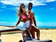 Gusttavo Lima posa agarradinho com Andressa Suita em praia