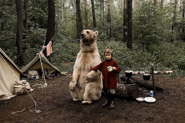 Sessão de fotos com urso (Crédito: Reprodução)