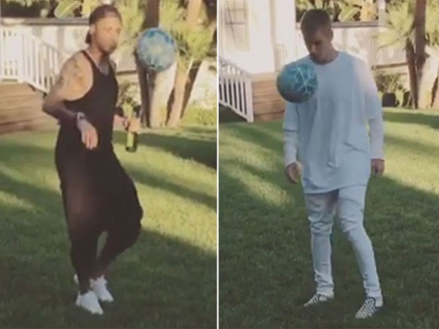 Neymar e Justin Bieber aproveitaram o dia de folga para bater uma bolinha (Crédito: Reprodução)
