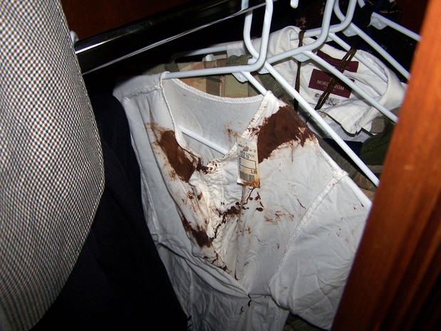 Blusas com marcas de sangue (Crédito: Divulgação)