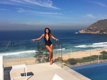Dani Suzuki usa maiô decotadíssimo e posa em frente a praia no Rio