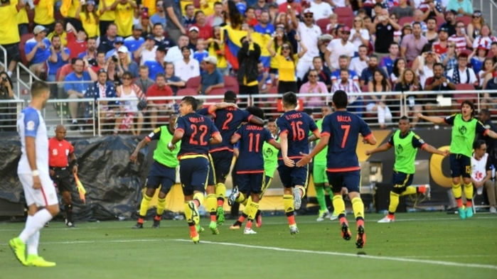 Jogadores da Colômbia comemoram o primeiro gol do jogo (Crédito: AFP)