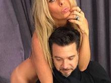 Marido de Adriane Galisteu compartilha foto de nu ousado da esposa
