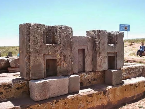 Pedras em Puma Punku (Crédito: Reprodução)