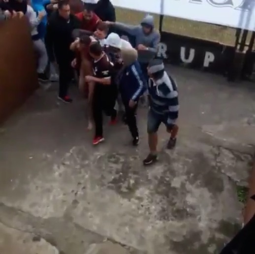 Briga durante partida (Crédito: Reprodução)
