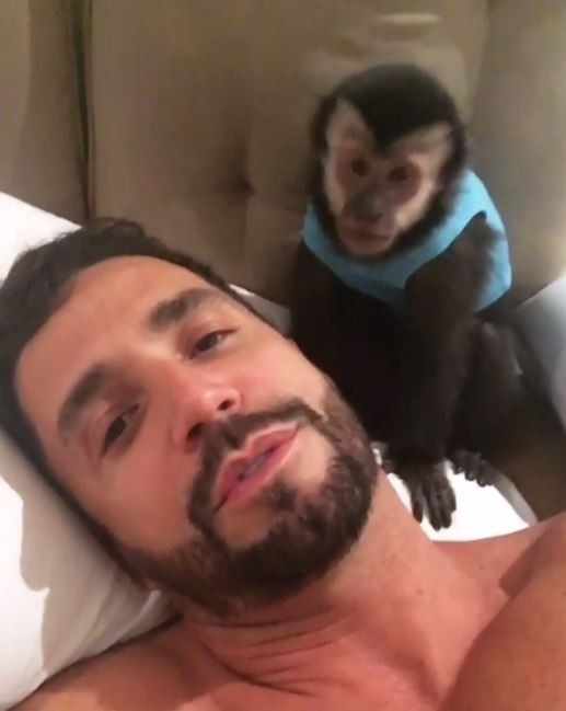 Latino e seu macaco (Crédito: Reprodução/ Snapcaht)