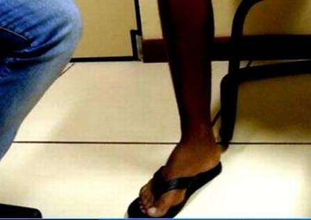 Chinelo do momento da prisão (Crédito: Reprodução)