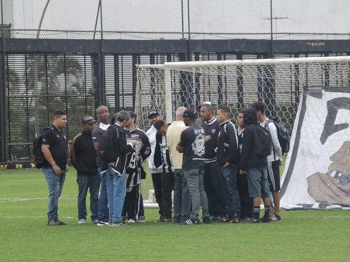 Membros de organizada conversaram com Cacá Azeredo, vice de futebol (Crédito: GloboEsporte.com)