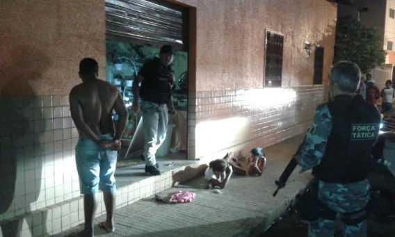 Os três acusados estavam dentro da loja