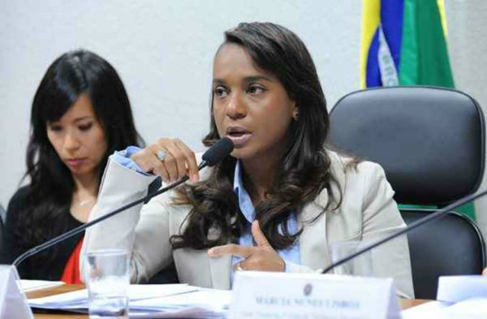 Tia Eron (PRB-BA), dona do voto mais esperado