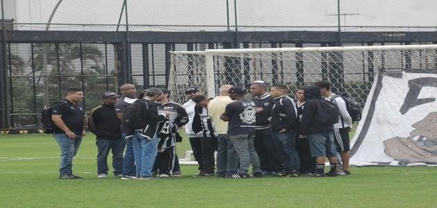 Torcida do Botafogo invade treino e pede saída de atletas