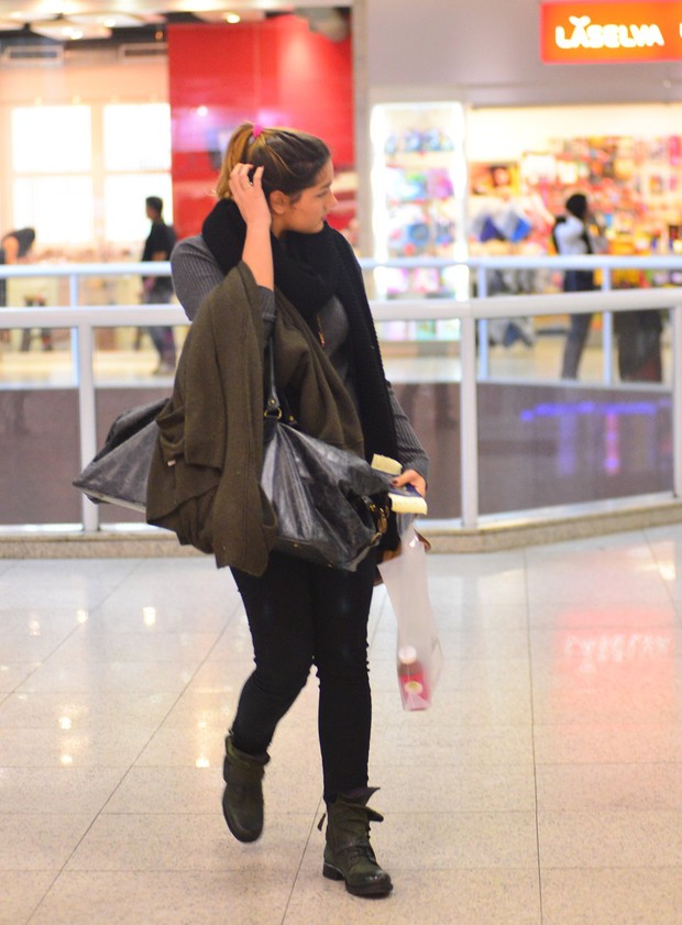 Sasha em aeroporto (Crédito: Agnews)