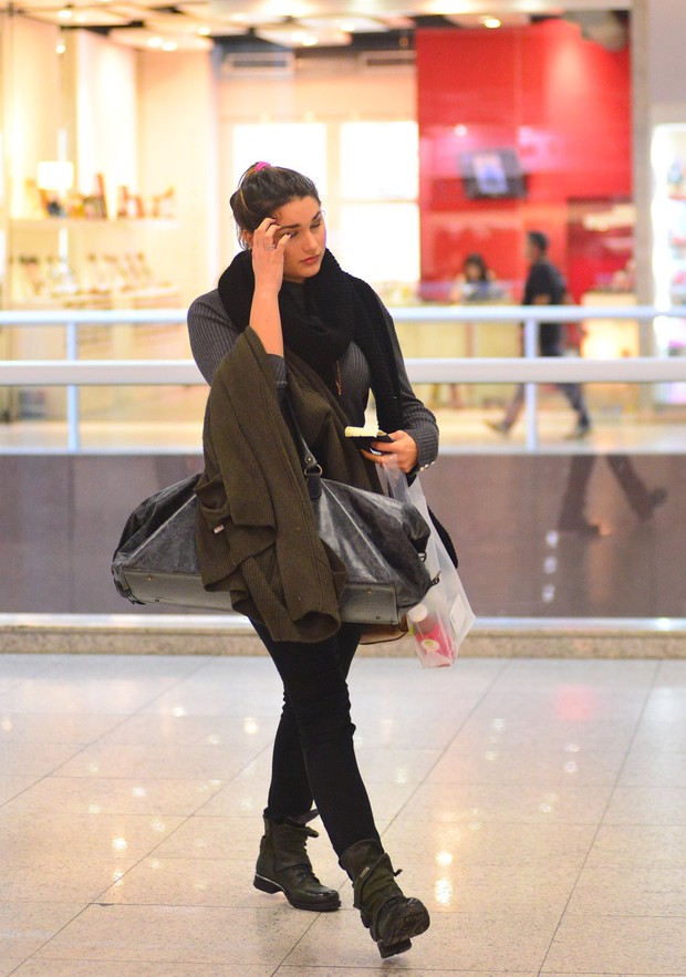 Sasha em aeroporto (Crédito: Agnews)