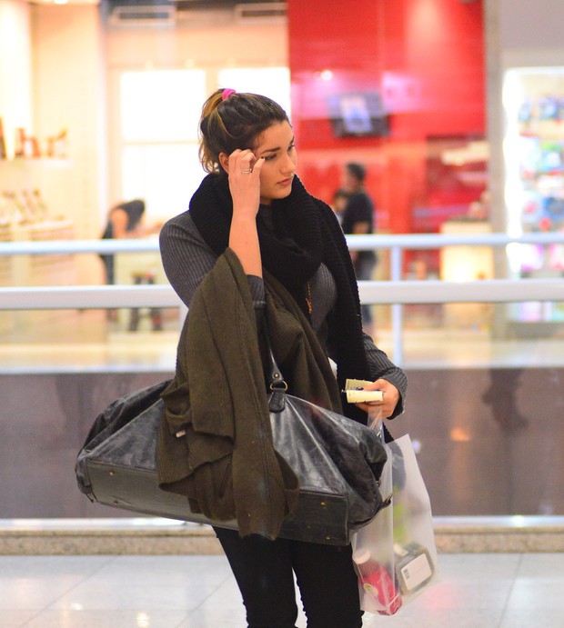 Sasha em aeroporto (Crédito: Agnews)