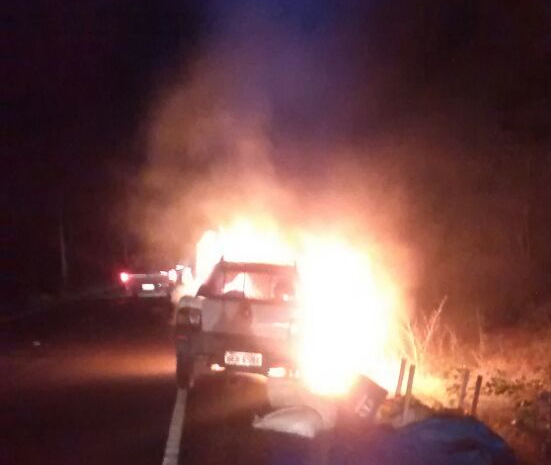 Veículo incendiou após acidente (Crédito: Reprodução)