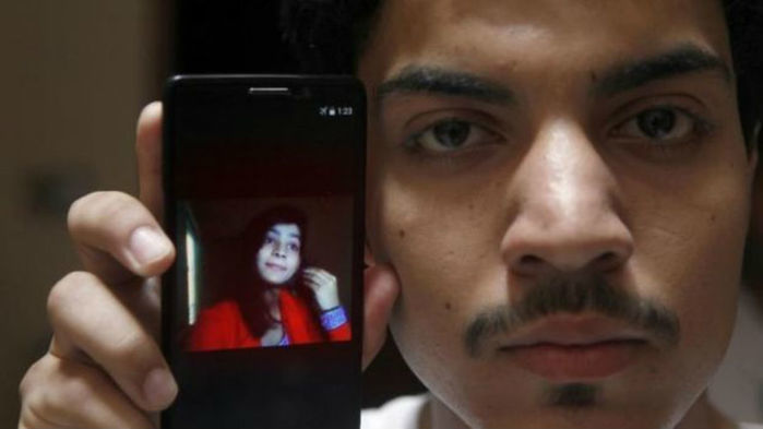 Hassan Khan exibe no celular uma foto da mulher, Zeenat Rafiq (Crédito: AP)