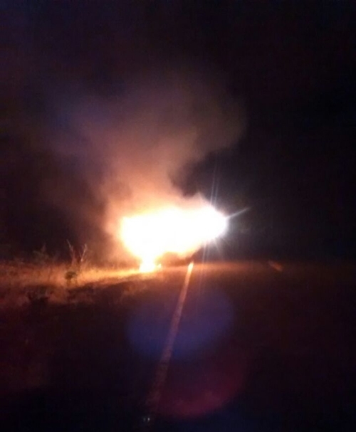 Veículo incendiou após acidente (Crédito: Reprodução)