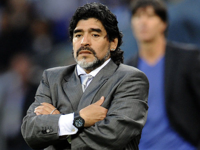 Maradona faz cobranças a Messi