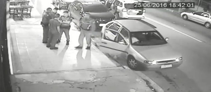 Jovem espancado desaparece depois de ser colocado em carro da PM (Crédito: Reprodução)