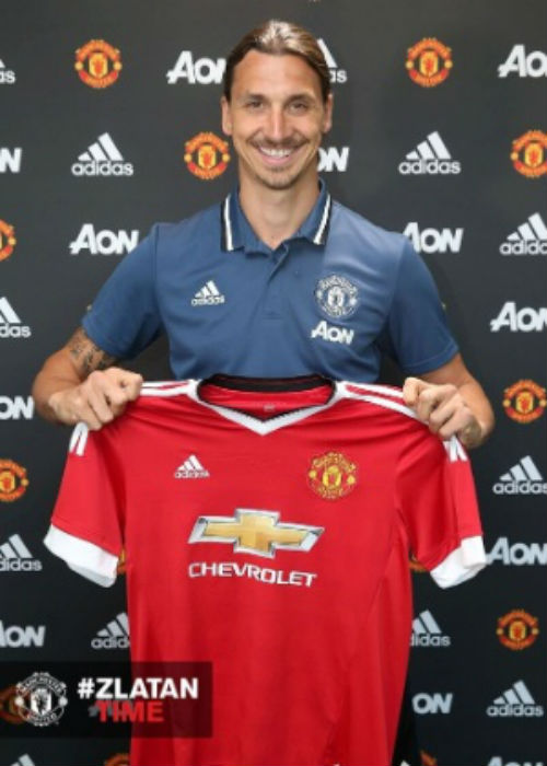 Ibra posa com camisa do United (Crédito: Reprodução)