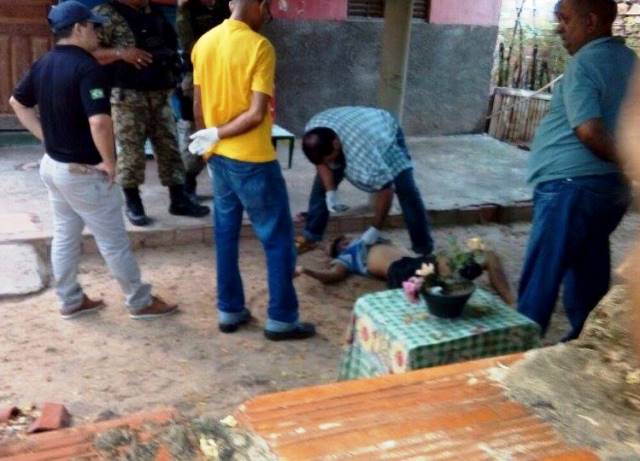 Jovem foi executado em frente sua residência