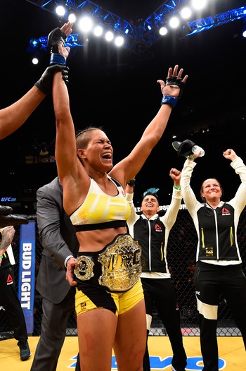 Amanda Nunes, emocionada, comemora o título