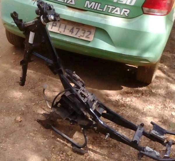 A polícia encontrou carcarcas de motocicletas em local usado como desmanche