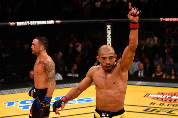 José Aldo ergue o número 1 ao final da luta contra Frankie Edgar: brasileiro atuou de forma segur