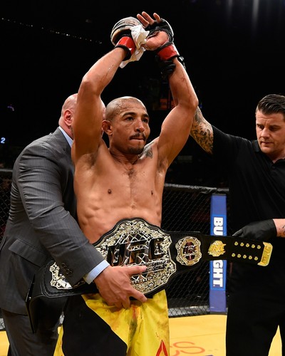 osé Aldo recebe o cinturão interino das mãos de Dana White