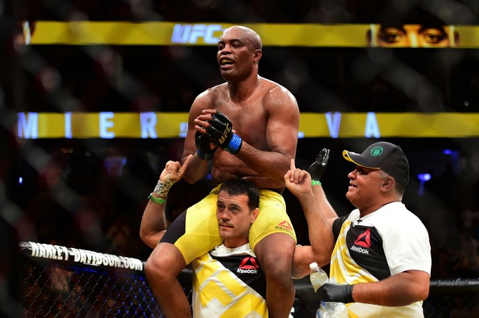 nderson Silva é carregado por Katel Kubis após luta contra Danie