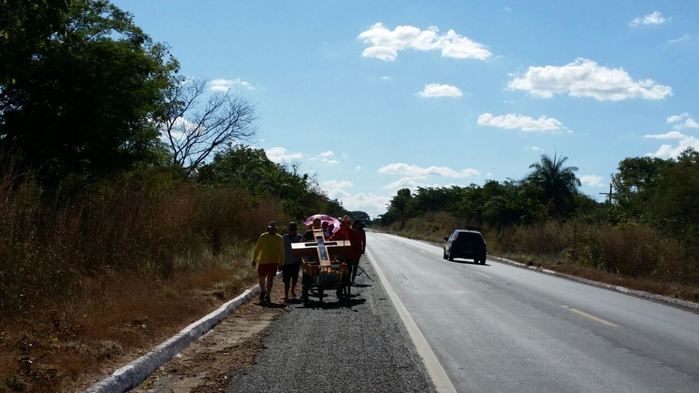 Romeiros vão a pé de Teresina a Santa Cruz dos Milagres