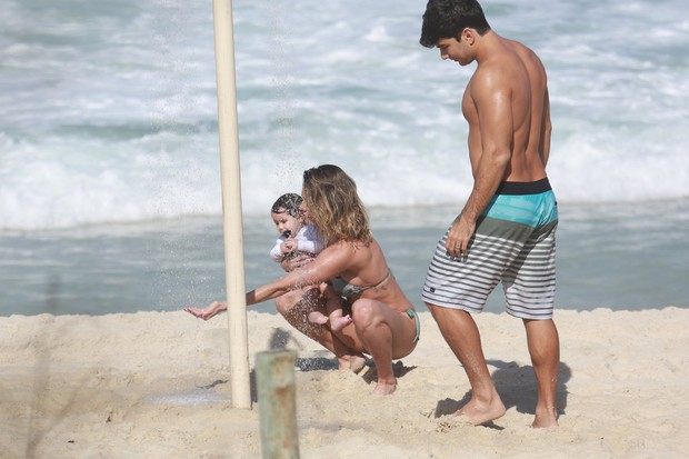 Deborah Secco com a filha Maria Flor e o marido Hugo Moura