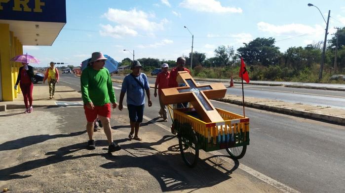 Romeiros vão a pé de Teresina a Santa Cruz dos Milagres