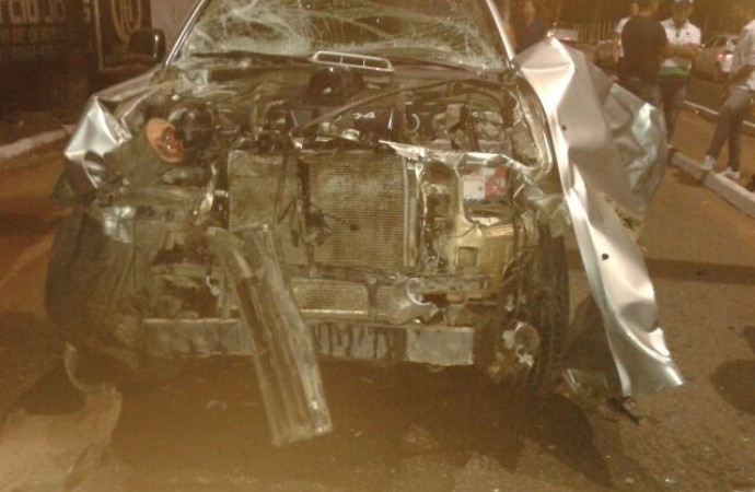 Frente do carro ficou destruída