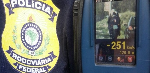 Polícia flagra motociclista com velocidade recorde: 251 km/h (Crédito: Reprodução)