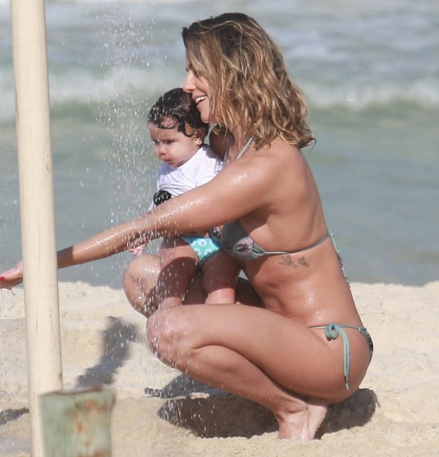 Deborah Secco e a filha Maria Flor