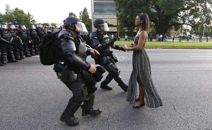 A imagem de Evans, impassível diante da tropa de choque, correu o mundo (Crédito: Jonathan Bachman/Reuters)