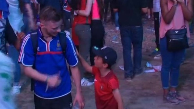 Garoto consola torcedor francês (Crédito: Reprodução)