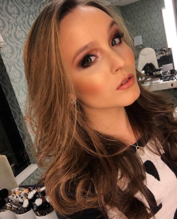 Larissa Manoela arrasa em look e faz carão para foto (Crédito: Reprodução)
