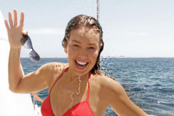 Aos 44 anos, Thalia mostra o corpão em fotos de biquíni