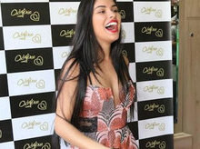 Ex-BBB Munik rebola até o chão em evento de moda e causa frisson