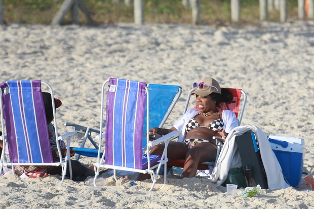 Ludmilla curte praia com amigos (Crédito: Agnews)