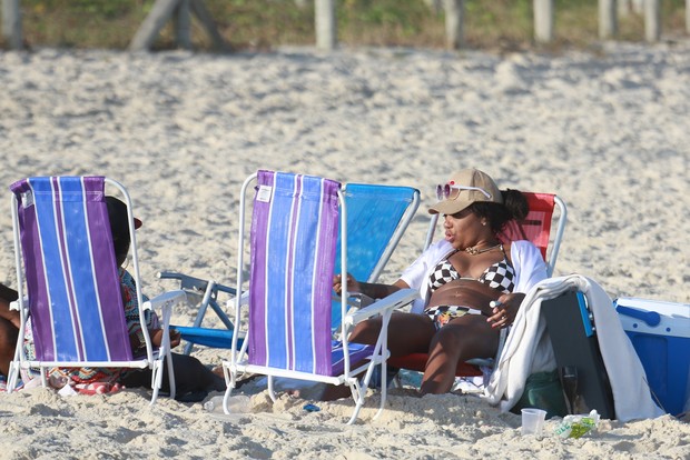 Ludmilla curte praia com amigos (Crédito: Agnews)