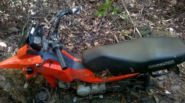 Moto foi encontrada em matagal (Crédito: JF Agora)